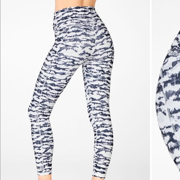 Fabletics High-Waisted 7/8 Legging! - Picture 2 of 4